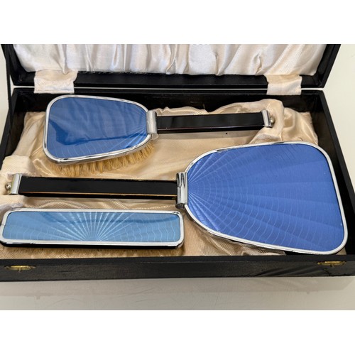 449 - Cased art deco dressing table set, 33 cm x 20 cm  x 6 cm.

This lot is available for in-house shippi... 