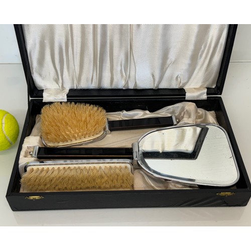 449 - Cased art deco dressing table set, 33 cm x 20 cm  x 6 cm.

This lot is available for in-house shippi... 