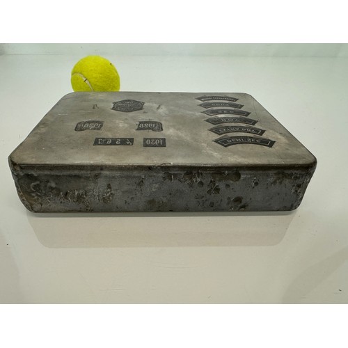 91 - Early C20th printers stone for lithographic printing. 21.5 cm x 16 cm x 4.5 cm.

This lot is availab... 