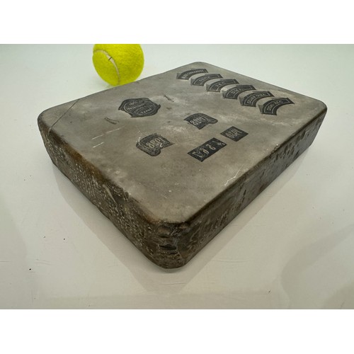 91 - Early C20th printers stone for lithographic printing. 21.5 cm x 16 cm x 4.5 cm.

This lot is availab... 