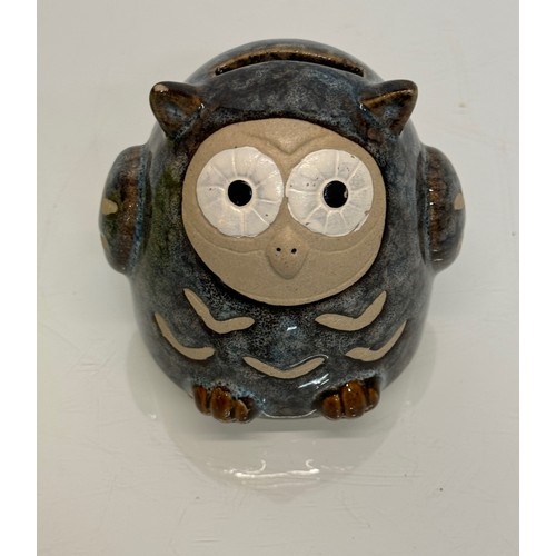 96 - Art pottery money box in the form of an owl, 8 cm tall.

This lot is available for in-house shipping