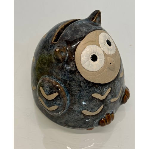 96 - Art pottery money box in the form of an owl, 8 cm tall.

This lot is available for in-house shipping