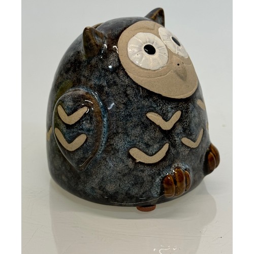 96 - Art pottery money box in the form of an owl, 8 cm tall.

This lot is available for in-house shipping