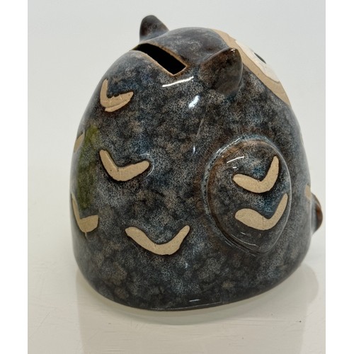 96 - Art pottery money box in the form of an owl, 8 cm tall.

This lot is available for in-house shipping