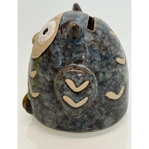 96 - Art pottery money box in the form of an owl, 8 cm tall.

This lot is available for in-house shipping