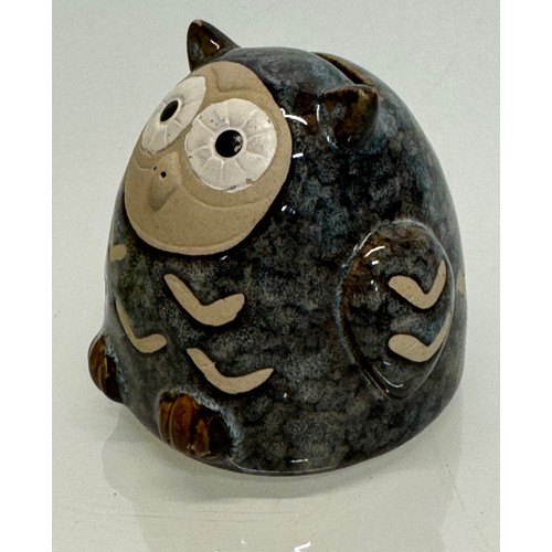 96 - Art pottery money box in the form of an owl, 8 cm tall.

This lot is available for in-house shipping