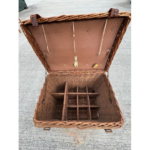 117 - A Brexton wicker work hamper with bottle divisions sectioned off within. A/f 46 cm x 32 cm x 37 cm h... 