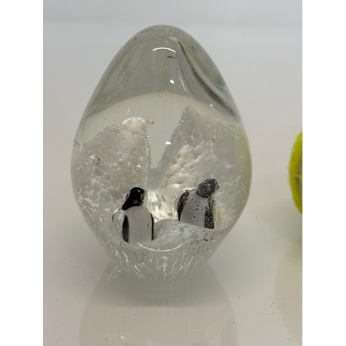 127 - Murano glass paperweight with two penguins inside against a background of ice cliffs. 10. cm tall.

... 