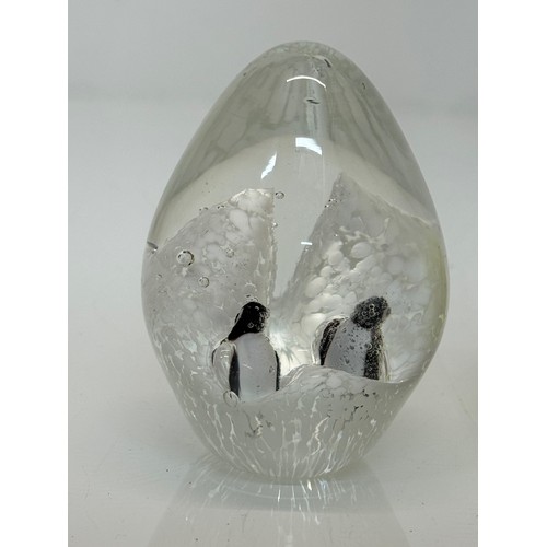 127 - Murano glass paperweight with two penguins inside against a background of ice cliffs. 10. cm tall.

... 