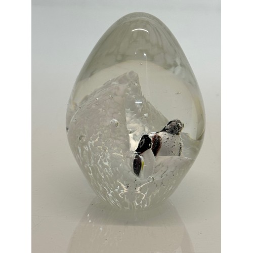 127 - Murano glass paperweight with two penguins inside against a background of ice cliffs. 10. cm tall.

... 