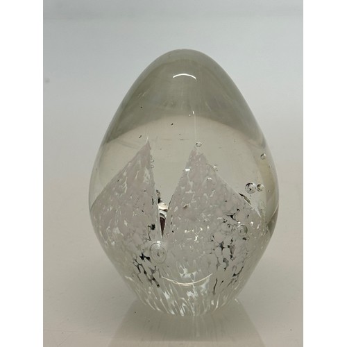 127 - Murano glass paperweight with two penguins inside against a background of ice cliffs. 10. cm tall.

... 