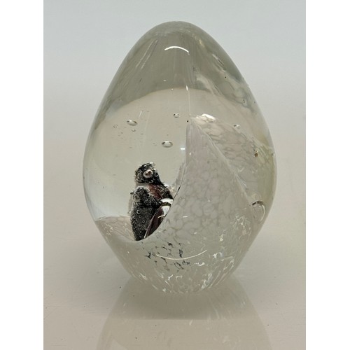 127 - Murano glass paperweight with two penguins inside against a background of ice cliffs. 10. cm tall.

... 