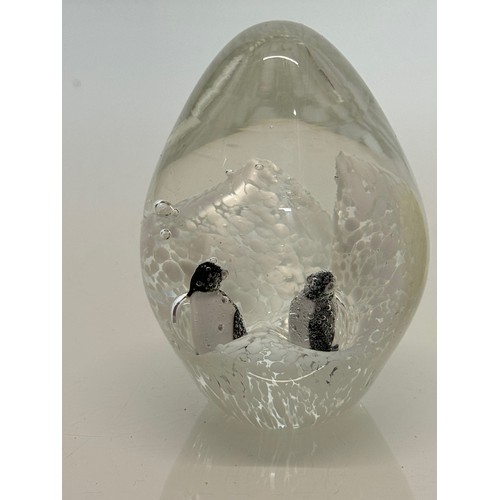 127 - Murano glass paperweight with two penguins inside against a background of ice cliffs. 10. cm tall.

... 