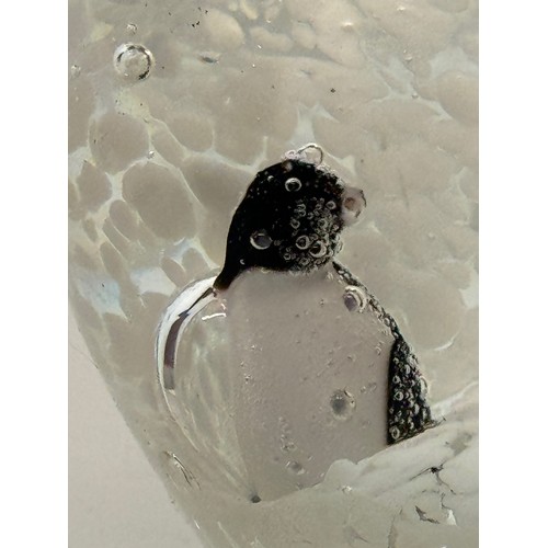 127 - Murano glass paperweight with two penguins inside against a background of ice cliffs. 10. cm tall.

... 