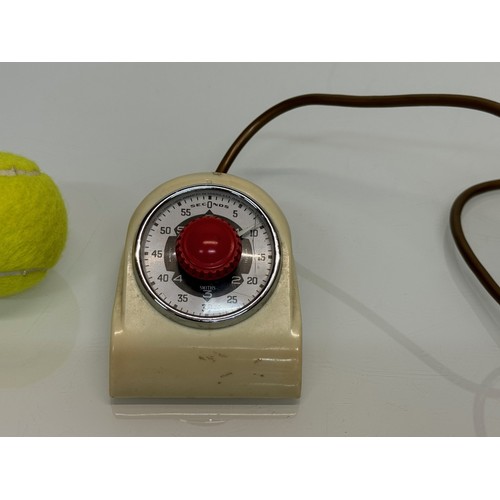 145 - A Smiths bakelite cased timer. 11 cm long.

This lot is available for in-house shipping