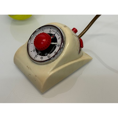 145 - A Smiths bakelite cased timer. 11 cm long.

This lot is available for in-house shipping