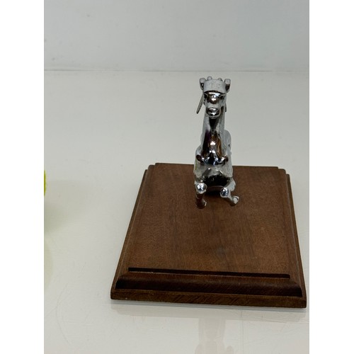 163 - Automobilia, a mascot from a pre-war Singer motor car.13 cm tall.

This lot is available for in-hous... 