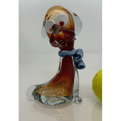 197 - Glass model of a dog 17 cm tall and another of a fish 23 cm tall.

This lot is available for in-hous... 