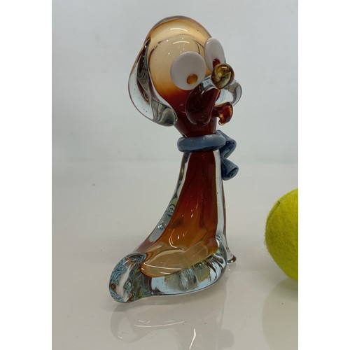 197 - Glass model of a dog 17 cm tall and another of a fish 23 cm tall.

This lot is available for in-hous... 