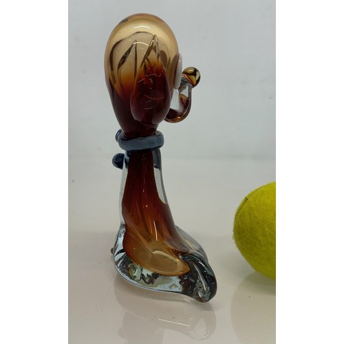 197 - Glass model of a dog 17 cm tall and another of a fish 23 cm tall.

This lot is available for in-hous... 