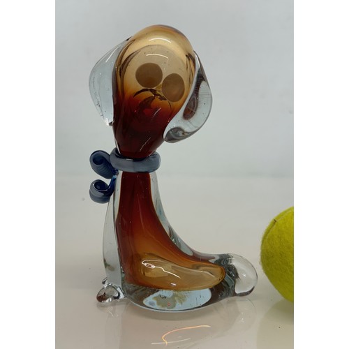 197 - Glass model of a dog 17 cm tall and another of a fish 23 cm tall.

This lot is available for in-hous... 