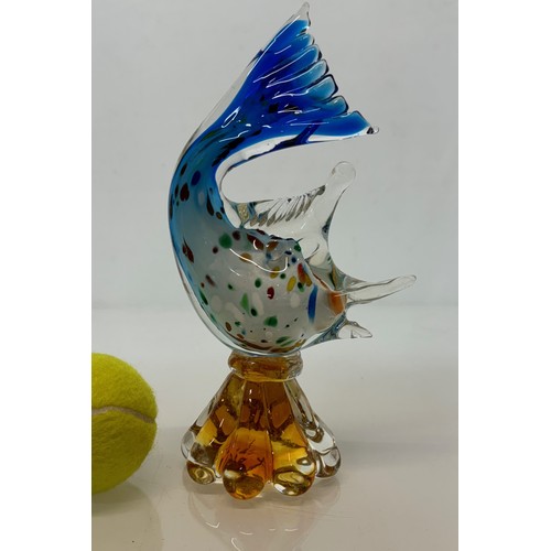 197 - Glass model of a dog 17 cm tall and another of a fish 23 cm tall.

This lot is available for in-hous... 