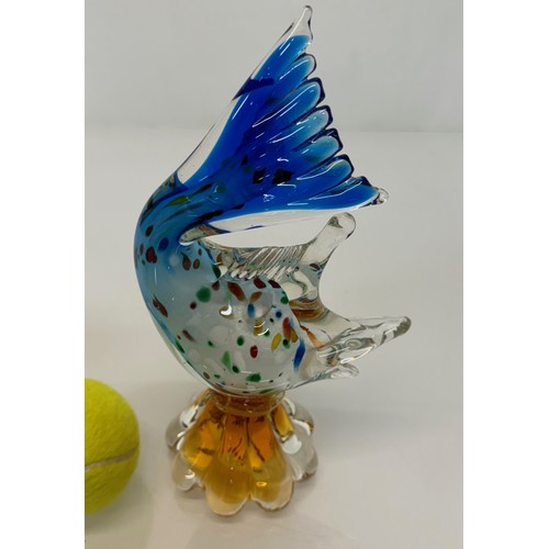 197 - Glass model of a dog 17 cm tall and another of a fish 23 cm tall.

This lot is available for in-hous... 