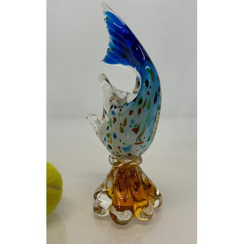 197 - Glass model of a dog 17 cm tall and another of a fish 23 cm tall.

This lot is available for in-hous... 