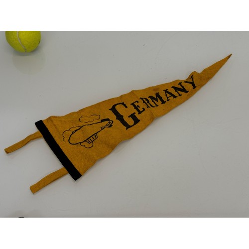 204 - Aviation, airship interest, Militaria, a felt pennant for Germany illustrated with a Zeppelin. 48 cm... 