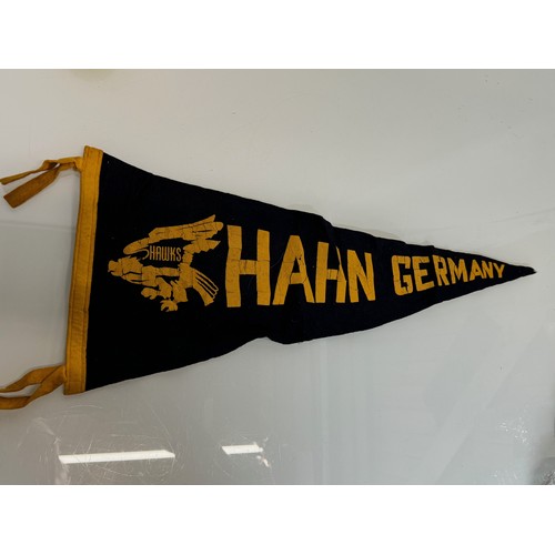 205 - Militaria, American Football interest, cold war Germany USAF base team. Pennant 75 cm long.

This lo... 