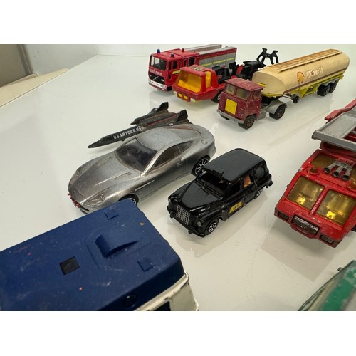 209 - A collection of die cast modelmotor  cars and lorries, trucks etc. Corgi Matchbox etc.

This lot is ... 