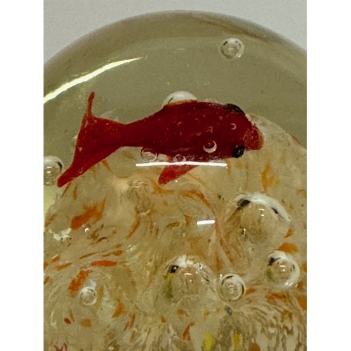 263 - Mid century art glass, a circulaur a glass paper weight with a tropical fish theme.  7 cm diameter.
... 