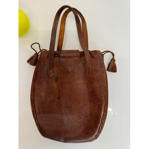 441 - Mid century vintage ladies leather handbag, 21 cm x 17 cm.

This lot is available for in-house shipp... 