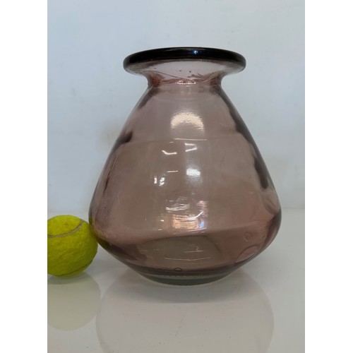 518 - Coloured glass art vase, 20 cm tall.

This lot is available for in-house shipping