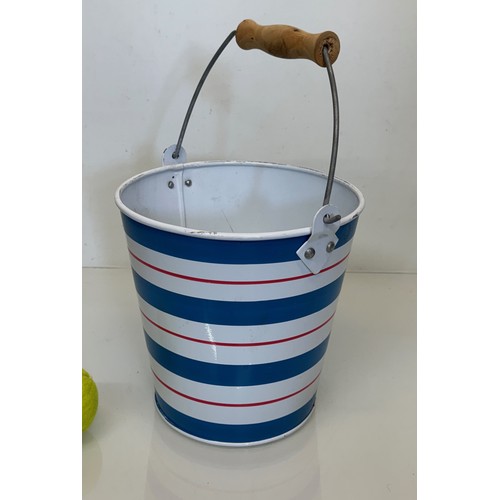 530 - A striped enamel pail with wooden handle, 21 cm in diameter x 21 cm tall.

This lot is available for... 