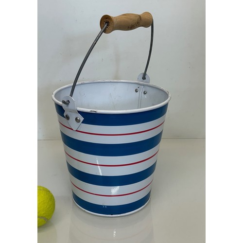 530 - A striped enamel pail with wooden handle, 21 cm in diameter x 21 cm tall.

This lot is available for... 