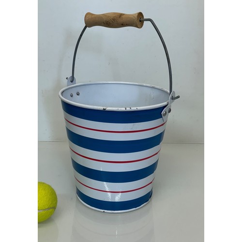 530 - A striped enamel pail with wooden handle, 21 cm in diameter x 21 cm tall.

This lot is available for... 