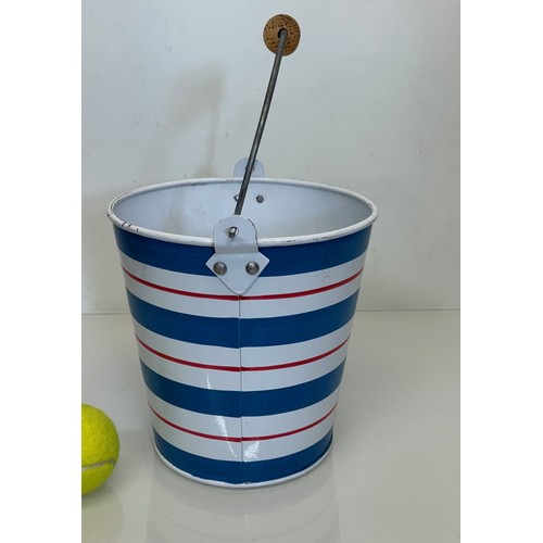 530 - A striped enamel pail with wooden handle, 21 cm in diameter x 21 cm tall.

This lot is available for... 