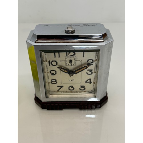 164 - Art Deco era bakelite and chrome cased alarm clock, 11 cm x 12 cm high.

This lot is available for i... 