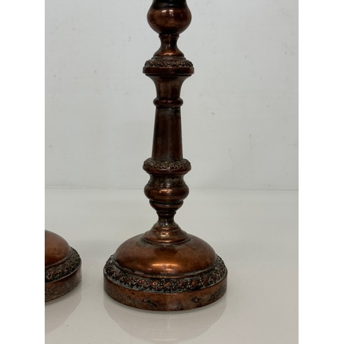 181 - A pair of cast copper candle stands, 25 cm tall.

This lot is available for in-house shipping