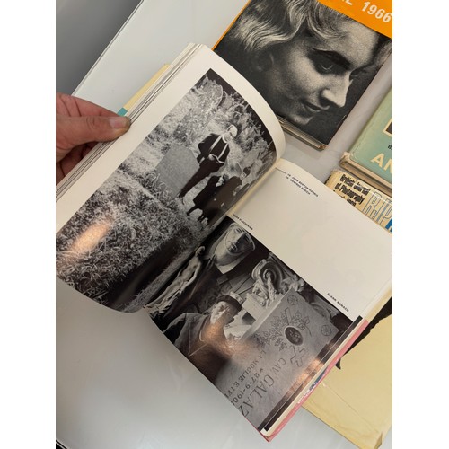 192 - British Journal of Photography six annuals 1964 -1969.

This lot is available for in-house shipping