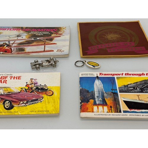 276 - Collectors trade cards, four sets in albums and two key fobs.

This lot is available for in-house sh... 