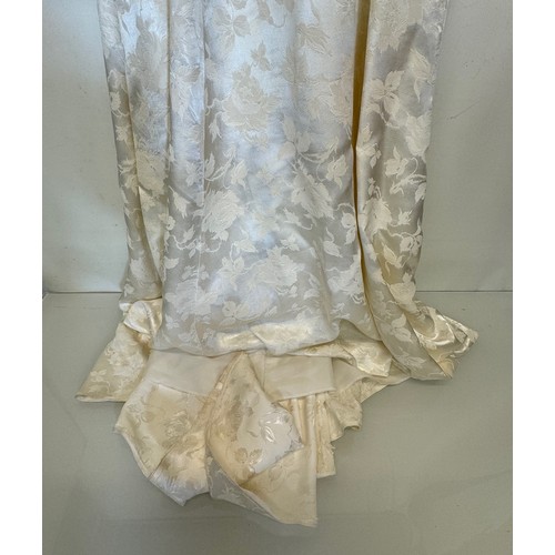 30 - Mid C20th wedding dress size 10 in good order.

This lot is available for in-house shipping.