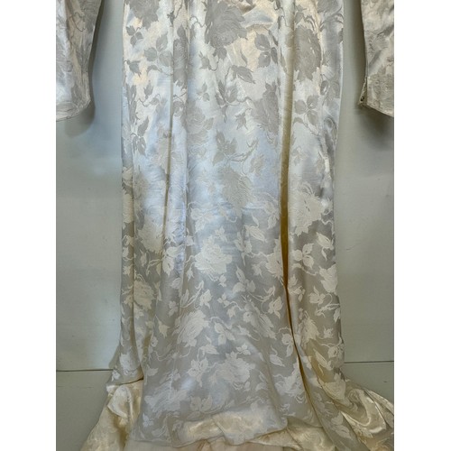 30 - Mid C20th wedding dress size 10 in good order.

This lot is available for in-house shipping.