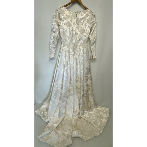 30 - Mid C20th wedding dress size 10 in good order.

This lot is available for in-house shipping.