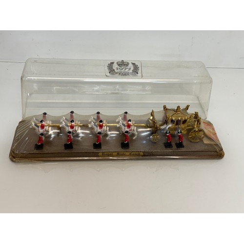 354 - A new old stock Royal Coronation coach model from Silver Jubilee year, 38 cm x 10 cm x 10 cm tall.

... 