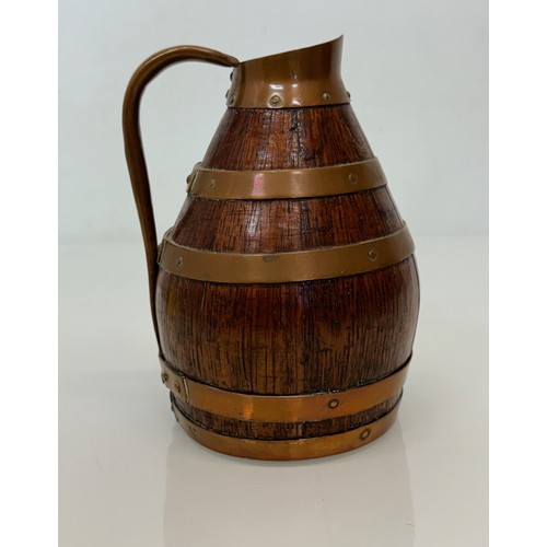 14 - A coopered oak jug with copper bindings, 20 cm tall.

This lot is available for in-house shipping