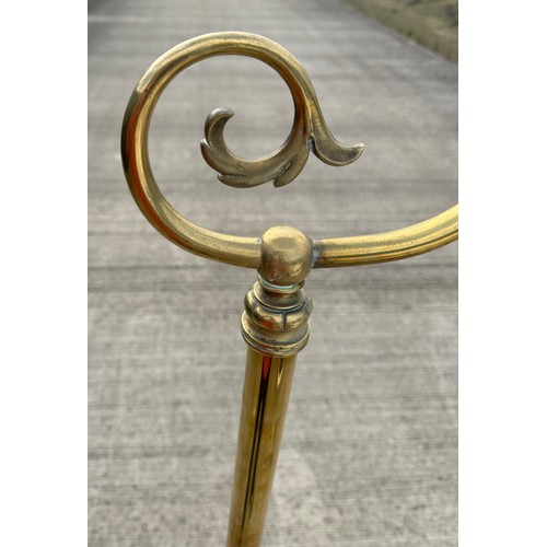 75 - A Victorian era brass standard, nicely cast stand with paw feet. 170 cm tall.

This lot is collectio... 