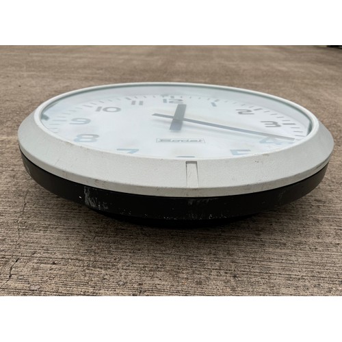 80 - Industrial furniture, a large German station clock 67 cm in diameter.

This lot is available for in-... 