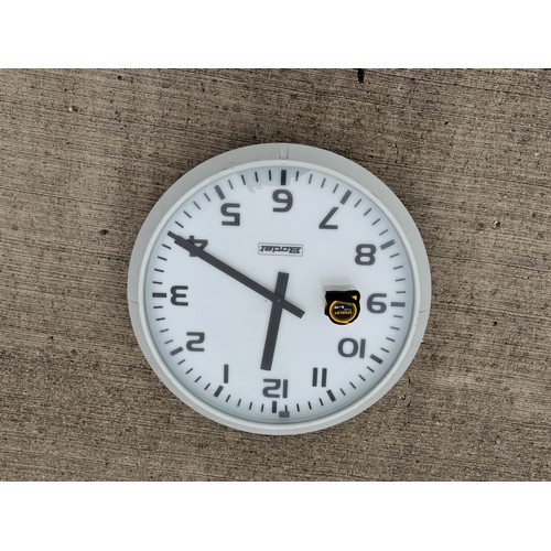 80 - Industrial furniture, a large German station clock 67 cm in diameter.

This lot is available for in-... 